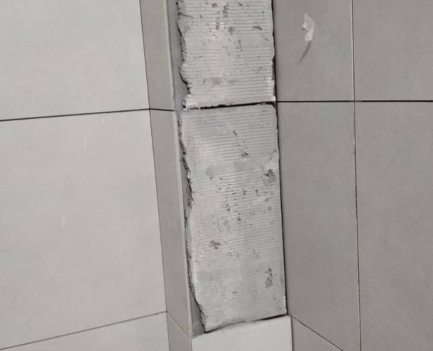 班戈瓷砖空鼓维修公司分享下瓷砖施工前基层浇水润湿程度不足，可能导致以下问题